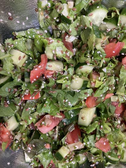 A salad made, among other things, from the leaves from my Kratky garden. Also cucumbers, tomatoes, flax seeds and sesame, as well as oil, vinegar and salt.