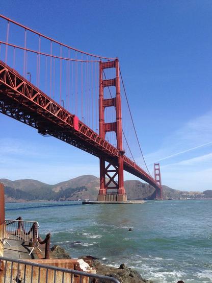 Das Foto zeigt die Golden Gate Bridge in San Francisco vor einem fast wolkenlosen, blauem Himmel.