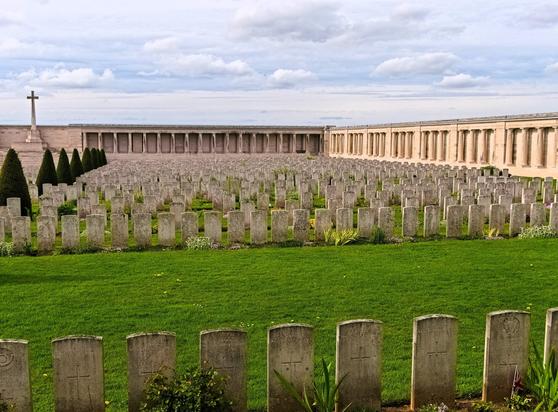 And so many more gravestones. This picture shows the right part of the site.