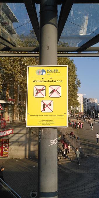 Schild am Wiener Platz (Köln-Mülheim) welches auf die *"Waffenverbotszone"* hinweist.