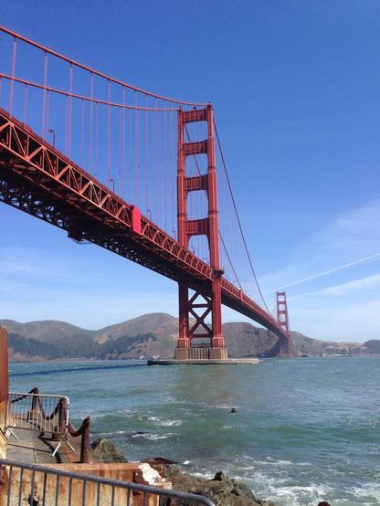 Das Foto zeigt die Golden Gate Bridge in San Francisco vor einem fast wolkenlosen, blauem Himmel.