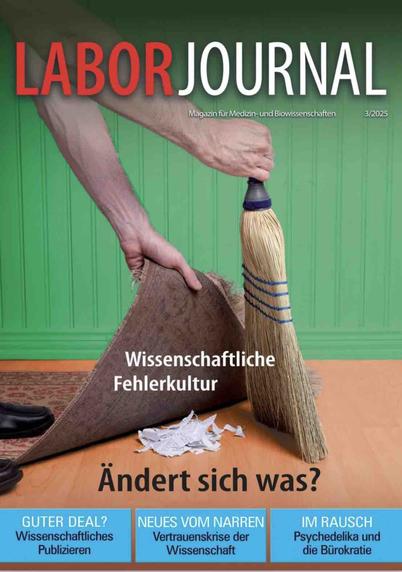 Cover der neuen Laborjournal-Ausgabe 3/2025 mit Titelfoto zweier Arme, die mit einem Handbesen Papierschnipsel unter einen Teppich kehren. Darin der Titel "Wissenschaftliche Fehlerkultur – Ändert sich was?". Ganz unten in drei Kästen nebeneinander Ankündigungen dreier weiterer Artikelthemen des abgebildeten Hefts.