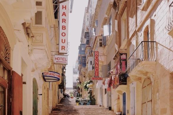 Eine Reise nach Malta und Gozo, Straßenszene mit Häusern.