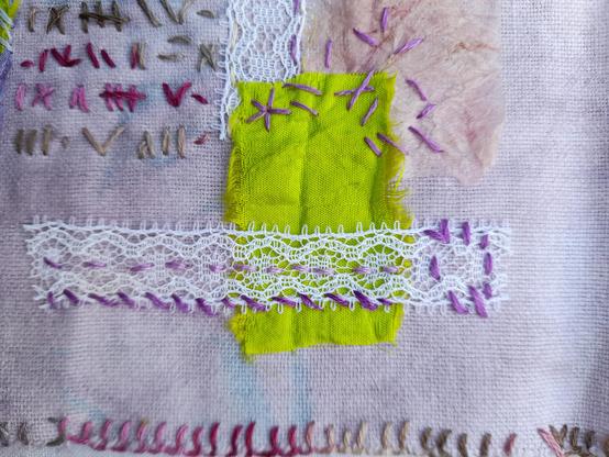 The part from the beginning with the asemic writing in variegated yarn, and now: a contrast in very irregular stitching in one colour only.