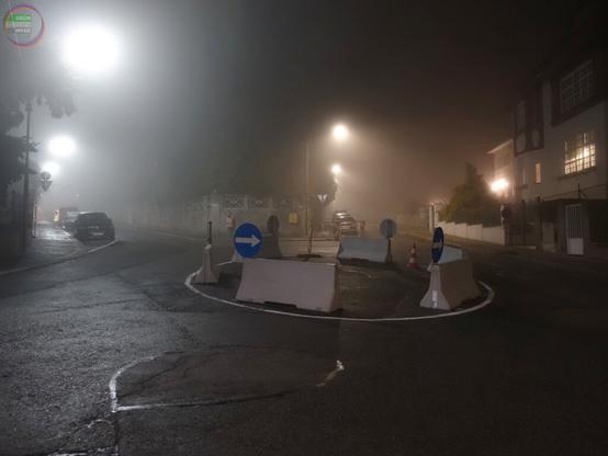 Improvisierter Kreisverkehr aus Betonplanken an Kreuzung von städtischen Gassen bei Nachtnebel