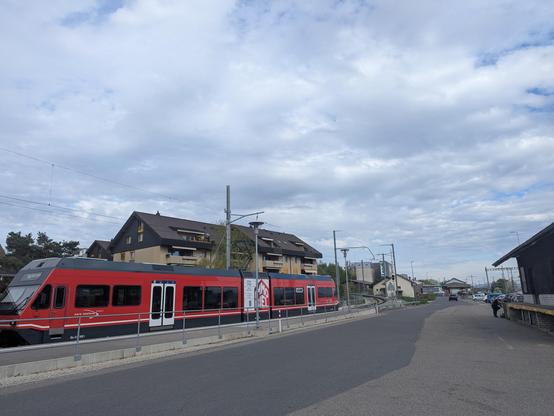 Aare Seenland Bahn prêt au départ pour Bienne à Ins