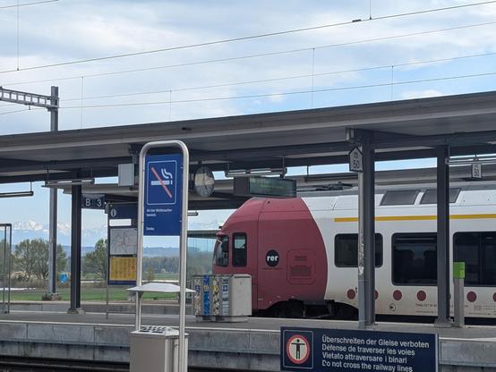 RER Fribourg prêt au départ en gare de Ins