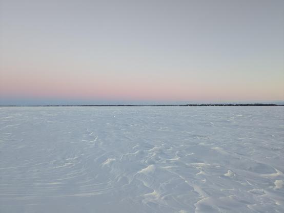 Image: Pastel-colored skies opposite the sunset, centered on a low band of pink and lavender over a landscape of windswept snow.

Kuva: Pastellivärinen taivas vastapäätä auringonlaskua, jonka keskipisteenä on matala vaaleanpunaisen ja laventelin sävyinen nauha tuulenpyyhkemän lumen päällä.

Mynd: Pastellitaður himinn á móti sólsetrinu, miðpunktur á lágu bandi af bleiku og lavender yfir landslagi með vindblásnum snjó.

Assilisaq: Pastel-imik qalipaatilik qilak seqernup tarrilernerata tungaanut, qitiusumik allamik band-imik pink-imik aamma lavendel-imik, nunap silaannarmik silaannarmik pissuseqartumik.

Ajjiliuqtausimajuq: sila siqiniup tunuani, qitiani attiktumi aupajaaqtumi amma mavintami qulaani nunaup anurimut suraktausimajumi aputimi.

Bilde: Pastellfarget himmel midt imot solnedgangen, sentrert på et lavt bånd av rosa og lavendel over et landskap av forblåst snø.

Billede: Pastelfarvede himmel modsat solnedgangen, centreret om et lavt bånd af pink og lavendel over et landskab af vindblæst sne.

Image : Un ciel aux couleurs pastel face au coucher du soleil, centré sur une bande basse de rose et de lavande sur un paysage de neige balayée par le vent.

Imagen: Cielos de color pastel frente al atardecer, centrados en una franja baja de color rosa y lavanda sobre un paisaje de nieve azotada por el viento.

画像: 夕焼けの反対側にあるパステルカラーの空。風に吹かれた雪景色の上に、ピンクとラベンダーの低い帯が中心にあります。