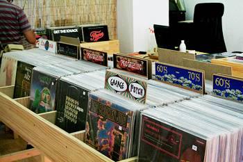 #Entrevista y #reportaje #fotográfico que le preparamos a un histórico del #coleccionismo #musical Carlos Fournier y su #tienda Mundo #Vinilo, tan apreciados por estos lares.  Recordaros que hay un buen surtido de referencias, de la distro y sello Collector's Series DIY, en la estupenda local de Málaga. 

https://www.lafactoriadelritmo.com/mundo-vinilo/un-nuevo-rincon-donde-perderse-entre-vinilos

#Music #Press #LaFactoríadelRitmo 
 Record Store Every Day!

#RSD #RecordStoreDay #Rock #Punk #Metal #R&B #Hard-Rock #Thrash #Goth #EBM #Grindcore #Death #Progresive