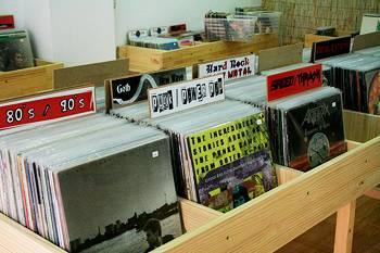 #Entrevista y #reportaje #fotográfico que le preparamos a un histórico del #coleccionismo #musical Carlos Fournier y su #tienda Mundo #Vinilo, tan apreciados por estos lares.  Recordaros que hay un buen surtido de referencias, de la distro y sello Collector's Series DIY, en la estupenda local de Málaga. 

https://www.lafactoriadelritmo.com/mundo-vinilo/un-nuevo-rincon-donde-perderse-entre-vinilos

#Music #Press #LaFactoríadelRitmo 
 Record Store Every Day!

#RSD #RecordStoreDay #Rock #Punk #Metal #R&B #Hard-Rock #Thrash #Goth #EBM #Grindcore #Death #Progresive