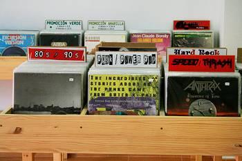 #Entrevista y #reportaje #fotográfico que le preparamos a un histórico del #coleccionismo #musical Carlos Fournier y su #tienda Mundo #Vinilo, tan apreciados por estos lares.  Recordaros que hay un buen surtido de referencias, de la distro y sello Collector's Series DIY, en la estupenda local de Málaga. 

https://www.lafactoriadelritmo.com/mundo-vinilo/un-nuevo-rincon-donde-perderse-entre-vinilos

#Music #Press #LaFactoríadelRitmo 
 Record Store Every Day!

#RSD #RecordStoreDay #Rock #Punk #Metal #R&B #Hard-Rock #Thrash #Goth #EBM #Grindcore #Death #Progresive