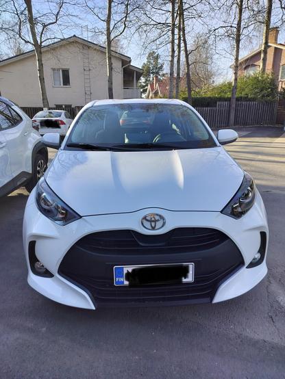 White Toyota Yaris hybrid