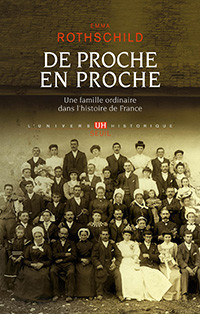 Couverture du livre De proche en proche. Une famille ordinaire dans l’histoire de France par Emma Rothschild, montrant une photo de famille en noir et blanc un jour de mariage