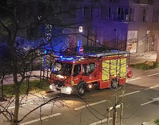 une voiture bélier prend feu devant un magasin, les pompiers sont intervenus