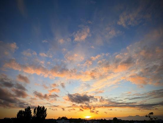 Très beau coucher de soleil avec quelques nuages qui ont pris des reflets rougeoyants.