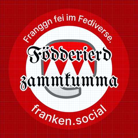 Layout eines Aufklebers, als Randbogen der Schriftzug: „Franngn fei im Fediverse.“, was soviel bedeutet wie: „Franken im Fediverse“, sowie dem Instanz-Namen „franken.social“. In der Mitte ist das Instanz-Logo zu sehen, also das normale Mastodon-Logo, farblich mit dem fränkischen Rechen verziert. Der Rechen ist wiederum kein Gartengerät, sondern das übliche gezackte Muster für Franken. Darüber ist in alter Frakturschrift geschrieben: „Födderierd zammkumma“, was wiederum auf hochdeutsch bedeutet: „Föderiert zusammenkommen“. Ich habe das extra in einem Wörterbuch Fränkisch-Deutsch nachgeschlagen, also erzählen Sie mir nichts von wegen Dialektfehlern. Außerdem gibt es nicht „den“ fränkischen Dialekt. Das kann im nächsten Dorf wieder ganz anders klingen.