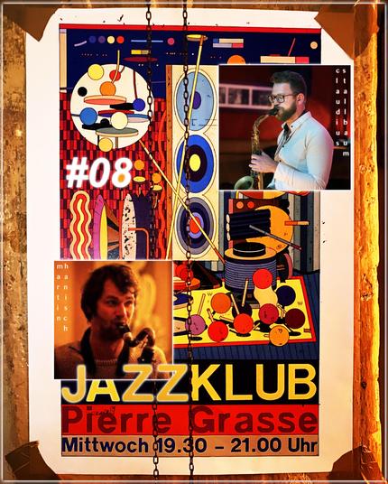 Ein Episodenbild. Auf einem Plakat befinden sich zahlreiche bunte Strukturen und Formen. Oben links steht "Jazzkollektiv Halle", in einer Trommel. Darunter "#08". Ganz unten ist zu lesen Jazzklub, Pierre Grasse, Mittwoch 19.30 - 21.00 Uhr. Oben rechts ist ein Photo eines Saxophonisten und unten links ist ein weiteres Foto eines anderen Saxophonisten.