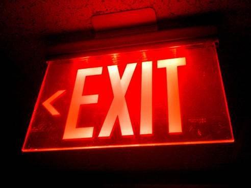 Leuchtendes Rettungszeichen mit der Aufschrift "EXIT".