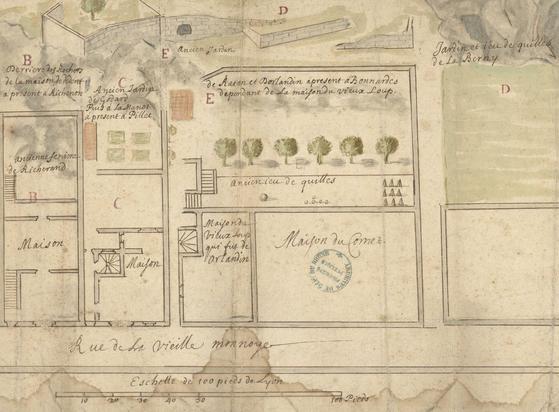 Dessin manuscrit à l'encre noire rehaussée à l'aquarelle, en format paysage, avec le tracé des maisons et des rues à la verticale, et dans un enclos, le dessin en perspective d'une rangée d'arbres et d'un jeu de quilles avec des boules et des quilles triangulaires.
Le dessin porte une estampille bleue des Archives départementales du Rhône (ce qui n'est pas logique).