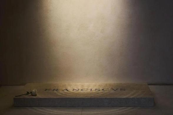 The headstone of late Pope Francis that seems to read "FR A NCISCVS"