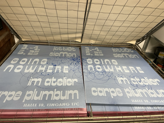 Plakat für eine Austellung gedruckt Buchdruckverfahren mit Holzlettern. Zweite Druckgang Weiß.