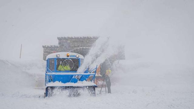 Eine der Schneefräsen arbeitet sich zur Passhöhe vor.