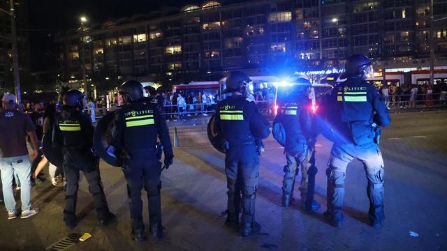 ME ingezet vanwege rellen Scheveningen, jongeren bekogelen politie