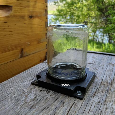 A photo of the same feeder jar but it is empty. The time shown is 15:45, which is about 5 hours since it was full.