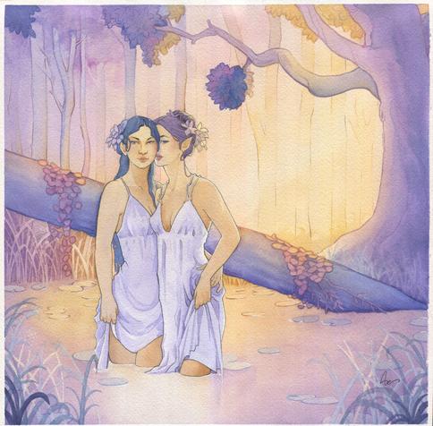 Deux jeunes femmes brunes mystérieuses, debout dans un bassin naturel, immergées jusqu'aux cuisses. Derrière elles, une forêt peinte à l'aquarelle dans des tons jaunes et violets crépusculaires.
Les deux nymphes sont collées l'une contre l'autre et ont un air comploteur sur le visage.