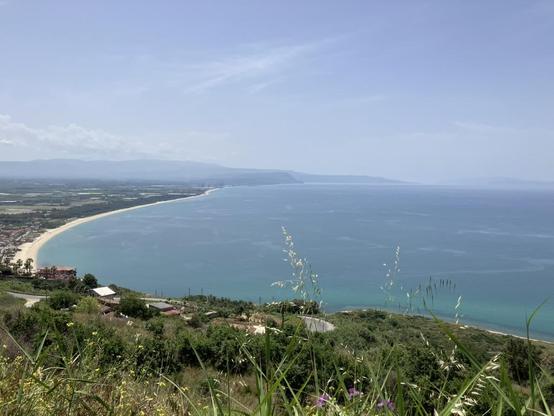View onto the Gulf of Joy from above. Gioia Tauro with its container harbour is in the middle, Sicily is already visible on the horizon on the right.