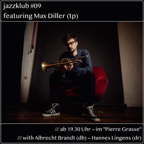 Ein Episodenbild. 
Auf schwarzem Hintergrund steht oben links in weißer Schrift: jazzklub #09 featuring Max Diller. 
Darunter ist ein Foto eines Trompeters, der auf einem roten Sessel sitzt und auf seine Trompete blickt, die er in der Hand hält. 
Unten rechts steht: /// ab 19.30 Uhr ~ im "Pierre Grasse" /// with Albrecht Brandt (db) ~ Hannes Lingens (dr)