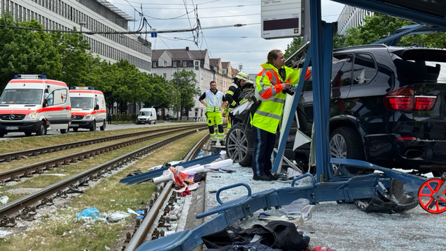 München: Auto fährt in Haltestelle – mehrere Verletzte
