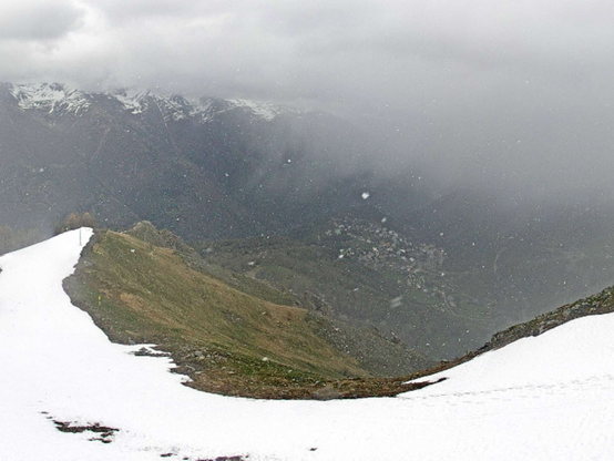 Près de Nice. La neige tombe en plein de mois mai sur ce secteur des Alpes-Maritimes