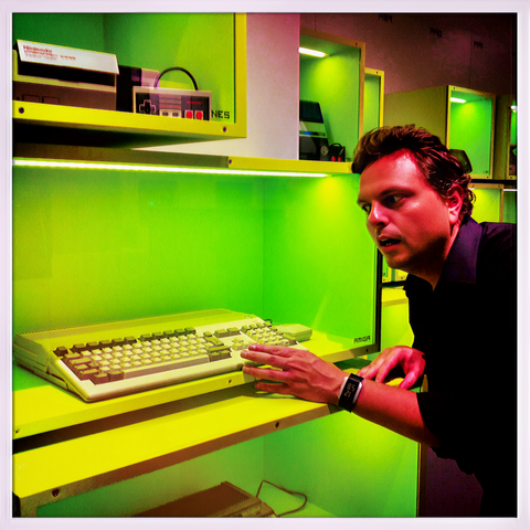 A photo of me admiring a Commodore Amiga 500 computer behind glass at the Berlin Computerspielemuseum.