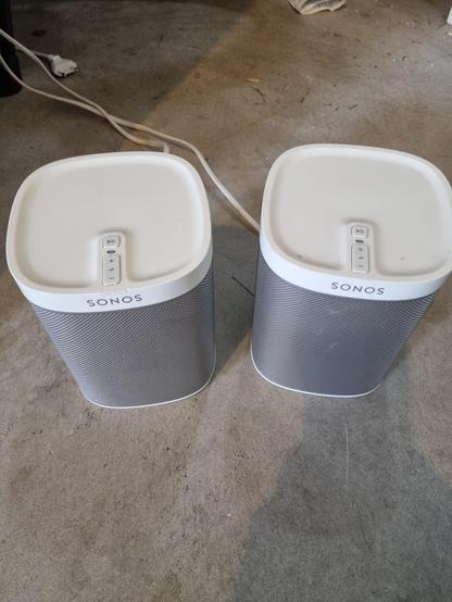 2 old Sonos Play 1 speakers
