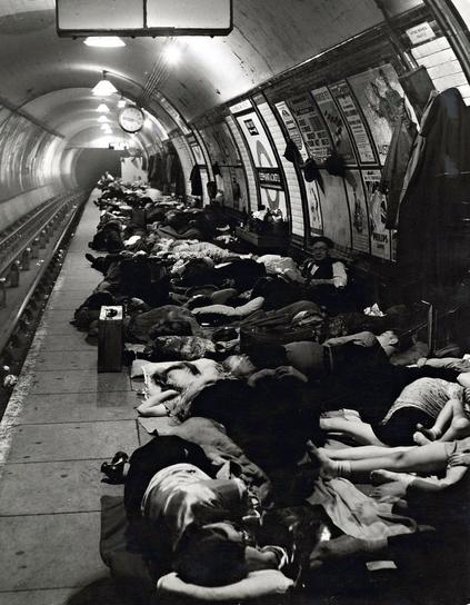 des gens couchés sur le quai dans un métro du sud-est de Londres, 1940