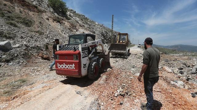 Israeli airstrikes target Hezbollah infrastructure in southern Lebanon, leaving one dead