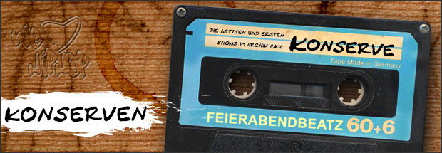 Eine Feierabendbeatz Kassette mit der Aufschrift "Konserve" auf einem verratzten Holztisch mit der Prägung "we love Hip Hop".