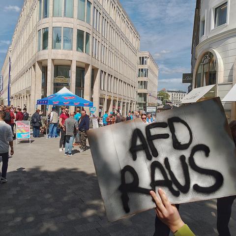 Fight Fascism, fight AfD: Propaganda-Stand der Antidemokraten und Menschenfeinde der Afd, Hannover, Karmarschstraße, 15:14, unten ein Schild: "Afd raus"
