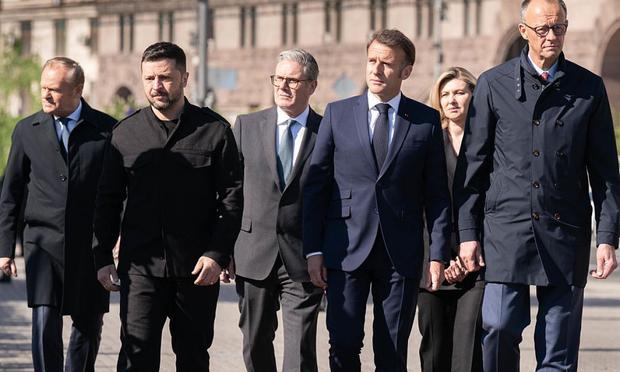 El primer ministro polaco, Donald Tusk; el presidente ucraniano, Volodímir Zelenski; el primer ministro británico, Sir Keir Starmer; el presidente francés, Emmanuel Macron; la esposa del presidente ucraniano, Volodímir Zelenski, Olena Zelenska; y el canciller alemán, Friedrich Merz, en la plaza Maidán de Kiev. (Stefan Rousseau - WPA Pool/Getty Images)