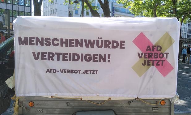 Transpi auf der Kundgebung auf dem Kölner Neumarkt. "Menschenwürde verteidigen! - AfD-Verbot jetzt.