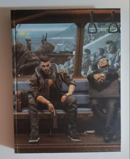 Portada de la guía del ciberpunk donde se ve un vagón del metro al protagonista detrás escenas del videojuego