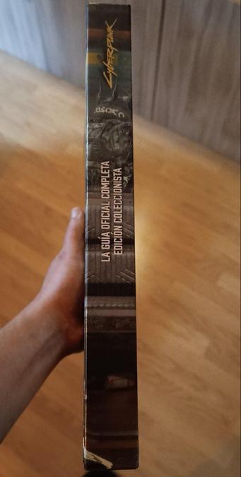 Lomo del libro donde se aprecia el grosor con el texto y oficial completa edición coleccionista