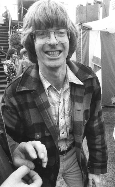 Phil Lesh, grinning goofily backstage at Kezar Stadium, March 1975