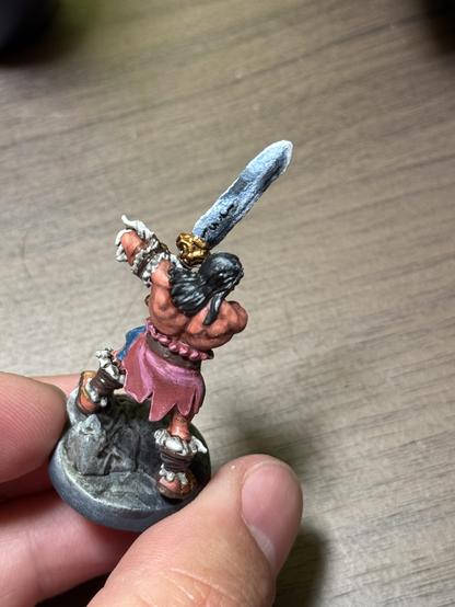 The HeroQuest barbarian from the back after the base was finished painting. Now all it needs is some varnish.