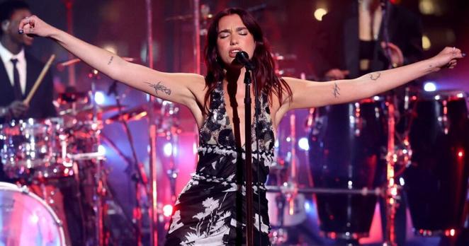 Dua Lipa, la pop star britannique qui chante (aussi) en français avec le cœur