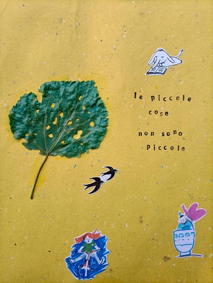Collage con una scritta a caratteri mobili "Le piccole cose non sono piccole", a sinistra una foglia verde mangiata dai bruchi, in alto un elefantino che legge steso, al centro due rondini, in basso una bambina in bicicletta su sfondo blu, in basso a destra un omino in una tazza con una farfalla posata sopra