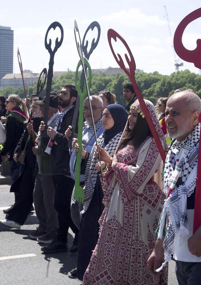 Palestinians in traditional costumes carrying each a giant key of return