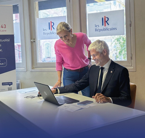 Photo prise par l'équipe de Wauquiez: on voit le patron des députés LR en costume face à ordinateur portable avec sa femme Charlotte (administratrice au Sénat, la sinécure en or), vêtu d'un pull rose et d'un jeans dans une pièce ouverte avec des vitres siglées LR en arrière-plan