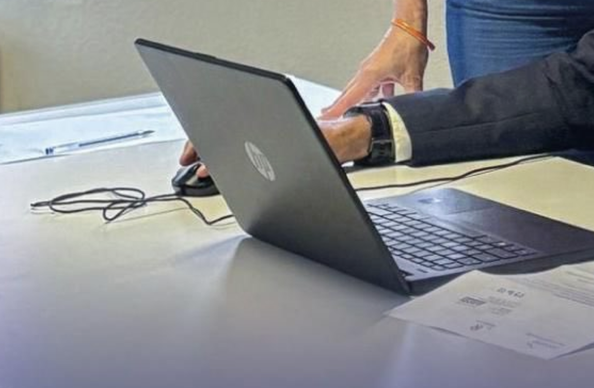 Photo prise par l'équipe de Wauquiez en plan rapproché: la souris n'est pas connectée à l'ordinateur!!!
